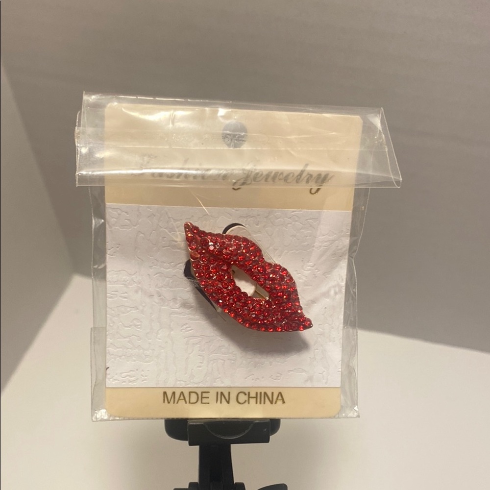 Red Lip brooch rhinestone